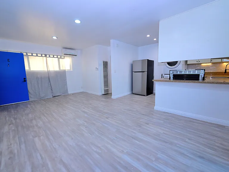 spacious and fully upgraded unit