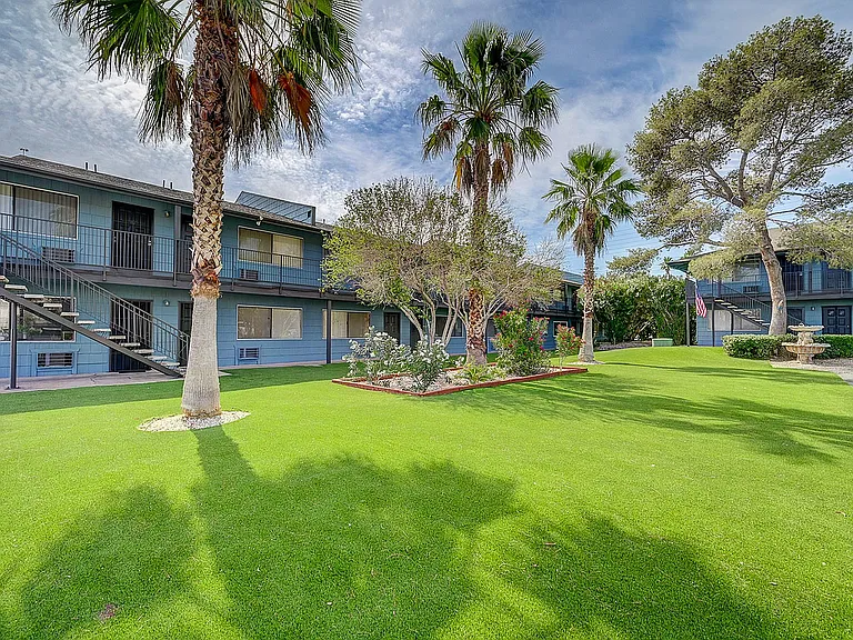 4050_Palos Verdes St-14