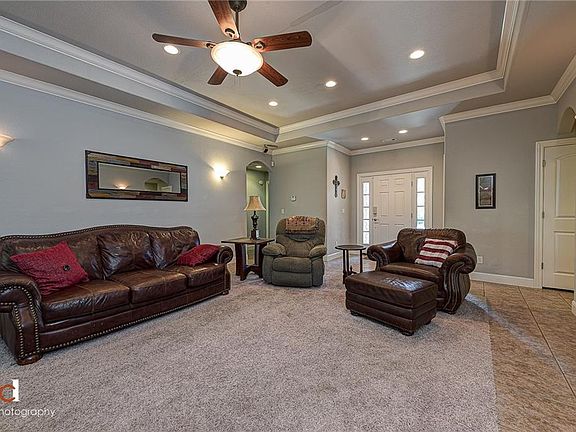 3rd image of 20 Castle Acre Ln