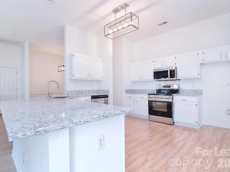 550 Carlisle Dr — Photo 17