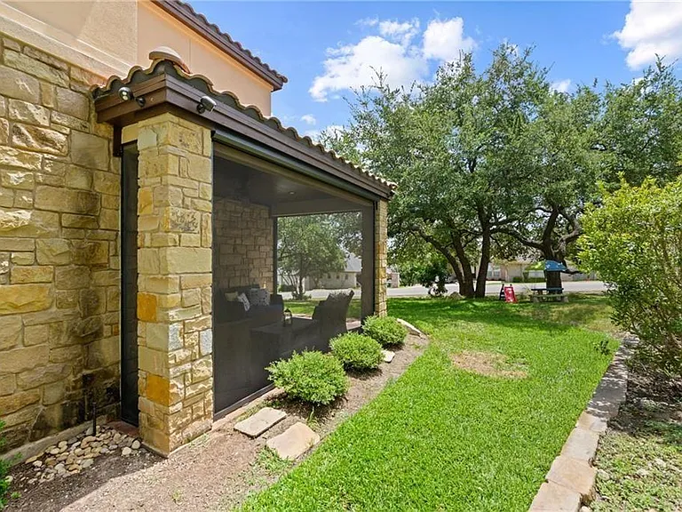 110 Oak Glen Cv — Photo 19