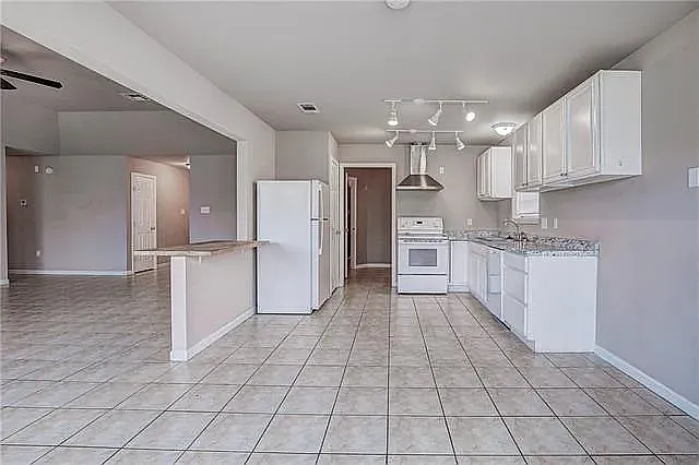 731 La Salle Dr — Photo 3