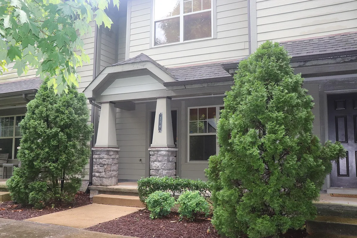Front entrance facing MTSU. - 105 4th Ave #114