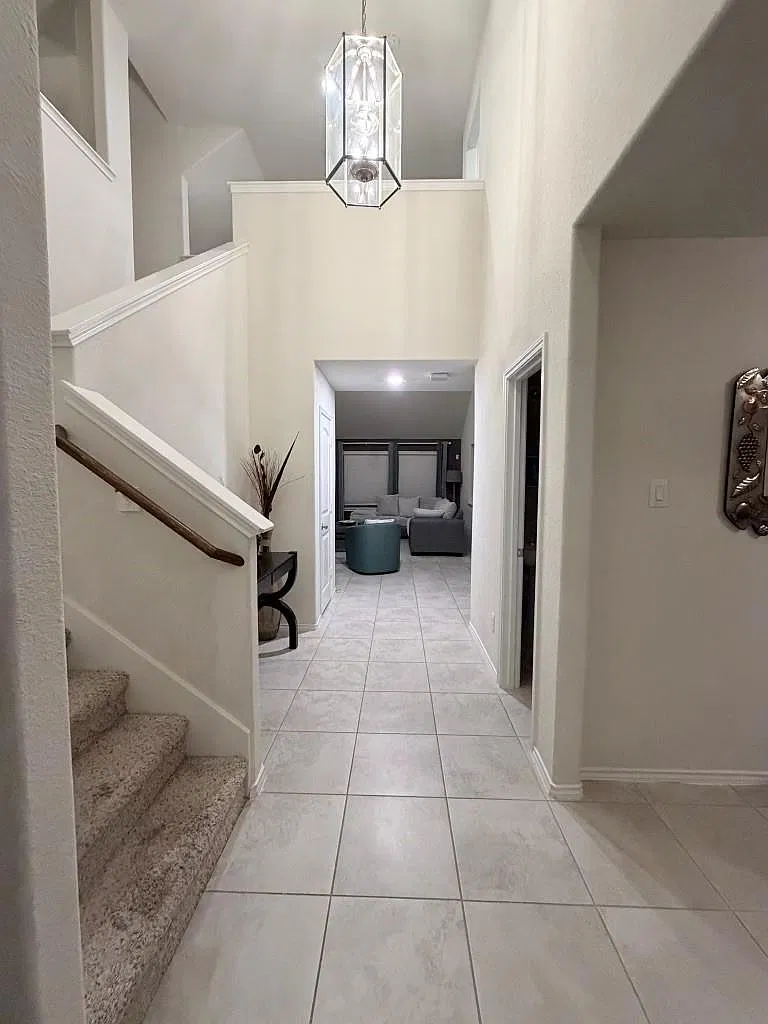 3 bed, 2.5 bath, 2162 sqft, $2,300 — Photo 3
