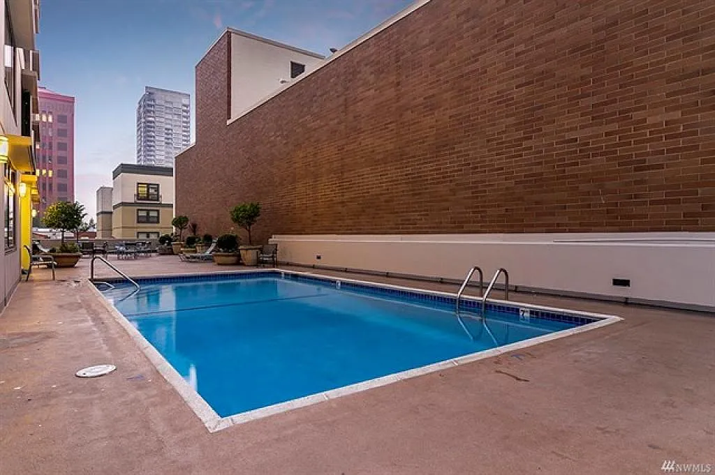Royal Crest - 1 bedroom — Photo 3