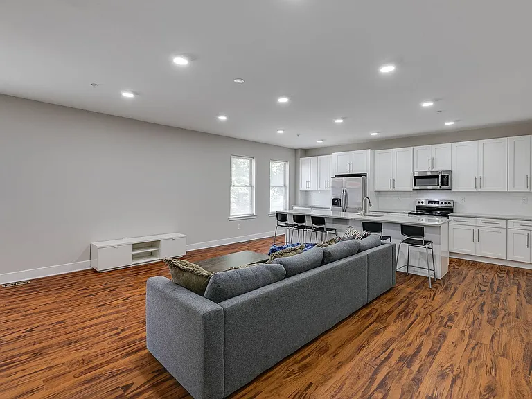 549 Armstrong St #101 — Photo 3