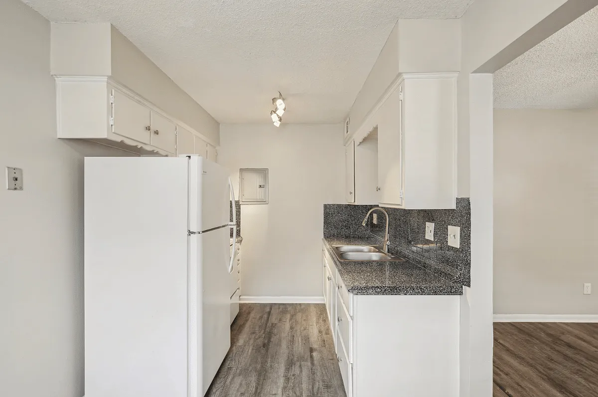 8519 Parallel Pkwy - Unit 8 — Photo 3