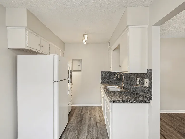 8519 Parallel Pkwy — Photo 3