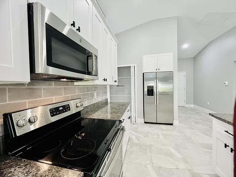 489 Lenox Ave — Photo 13