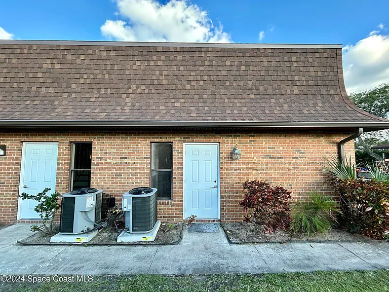 4714 Overlook Dr NE — Photo 1