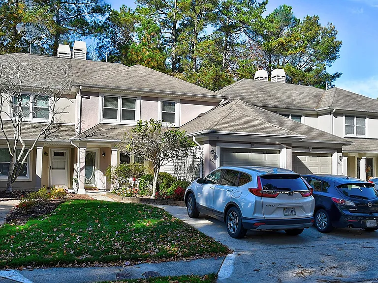 306 Esplanade Pl — Photo 2