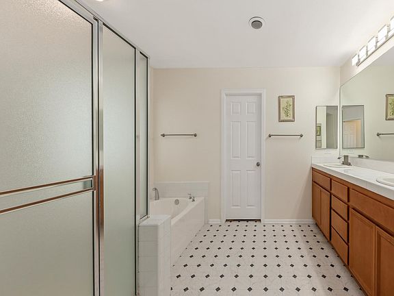 4th image of 31883 Willow Wood Ct