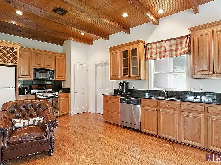 3526 S Lakeshore Drivebaton — Photo 2