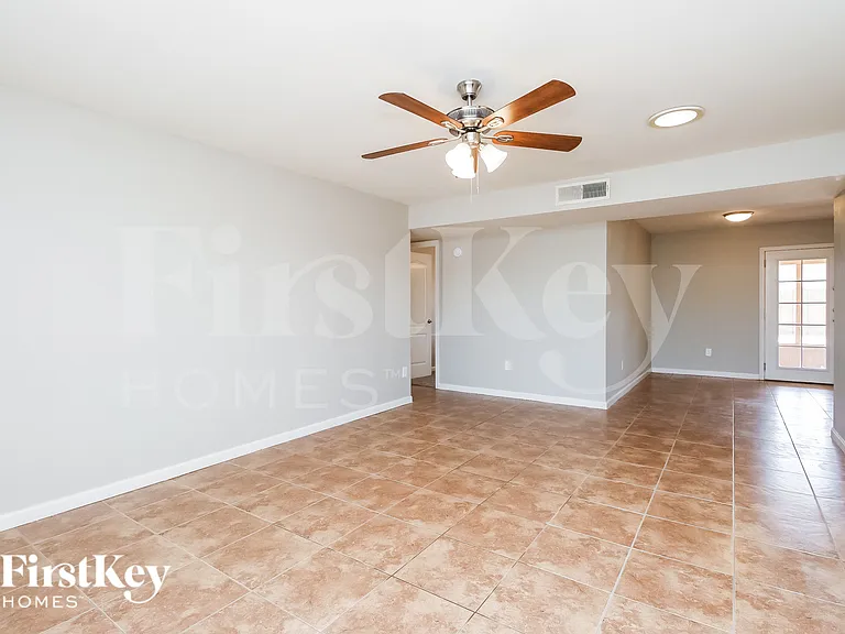 425 E Julie Dr — Photo 5