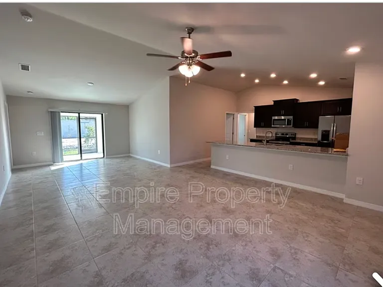 4113 NE 22nd Ave — Photo 3