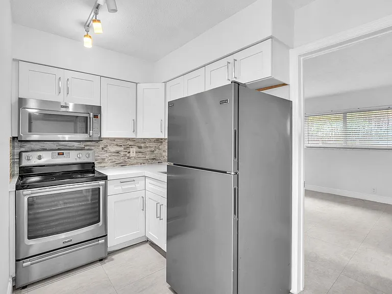 1101 NE 18th Ave #4 — Photo 3