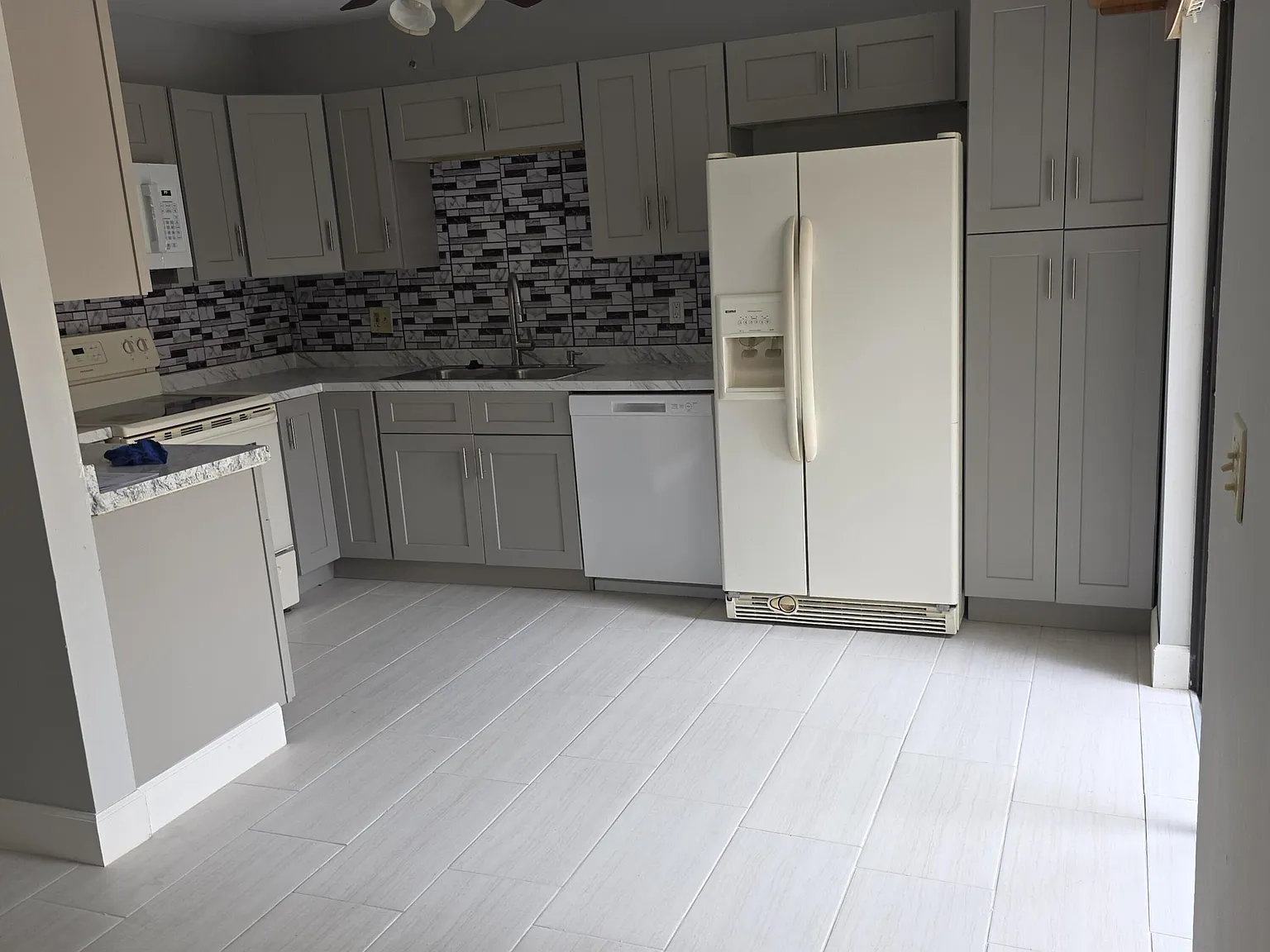 3 bed, 2.5 bath, 1624 sqft, $2,800 — Photo 3