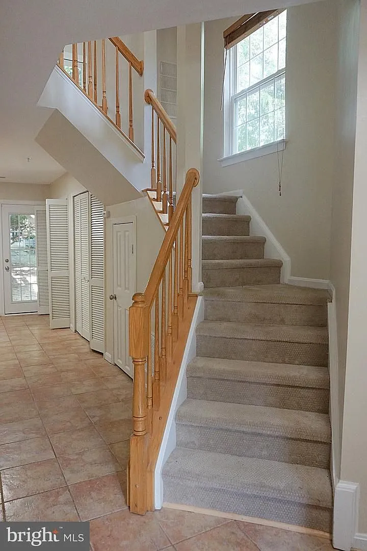 A gorgeous townhouse with one-car garage in a desired community in Germantown! — Photo 2