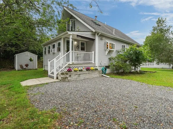 4 Melbourne Dr, Narragansett, RI 02882