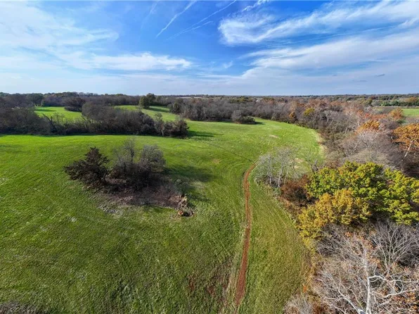 1800 N Lake City Valley Rd, Buckner, MO 64016