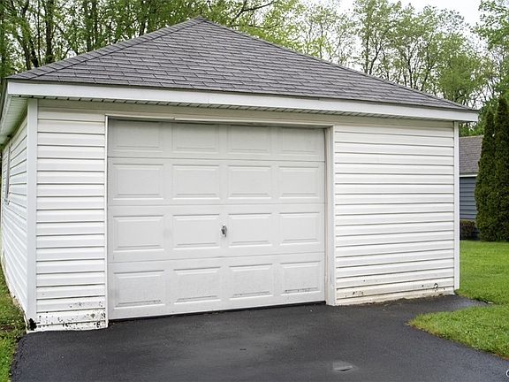 3rd image of 121 Riverside Dr