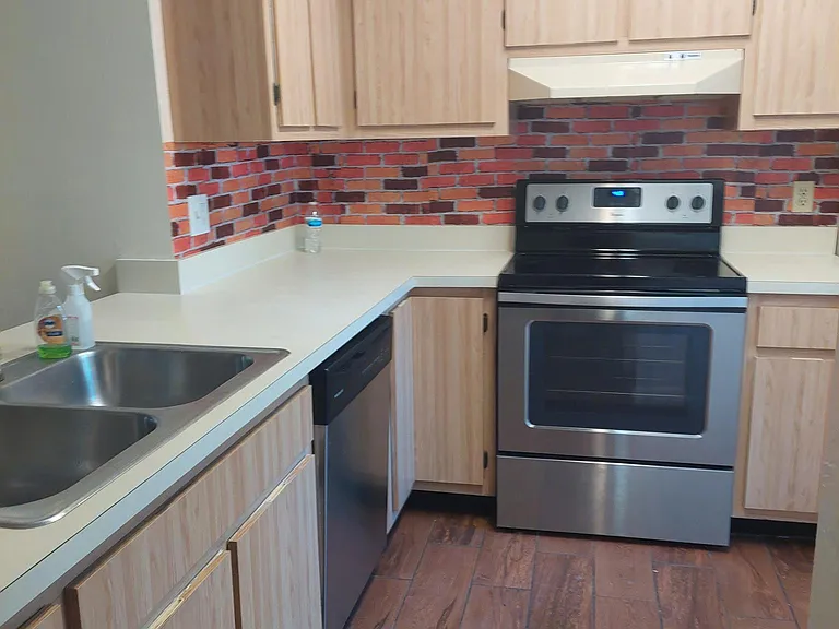 2136 SW 39th Dr — Photo 5