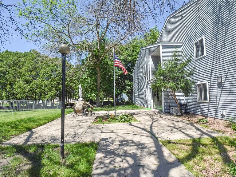 301 N Mill St — Photo 2