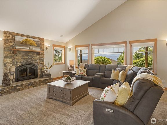 3rd image of 3642 Ridgeview Boulevard