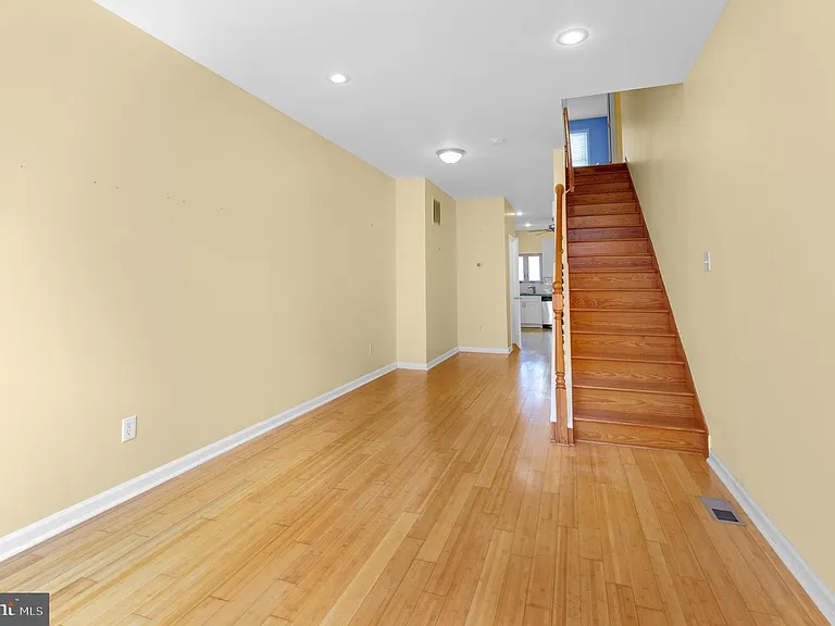 2476 Emerald St — Photo 3