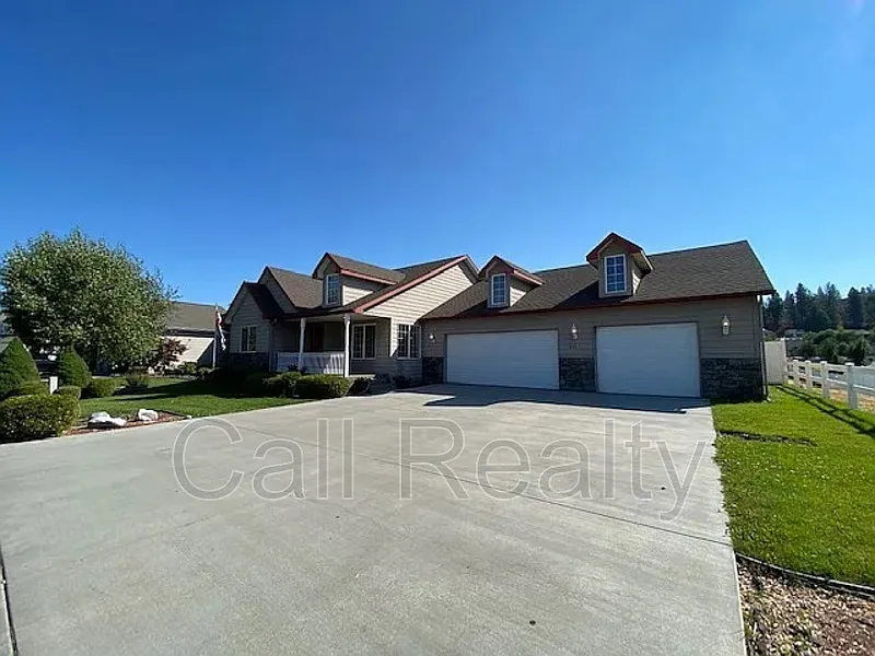 4 bed, 3.0 bath, 2940 sqft, $3,250 — Photo 1
