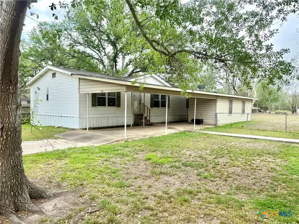 306 Turner St, Yoakum, TX 77995