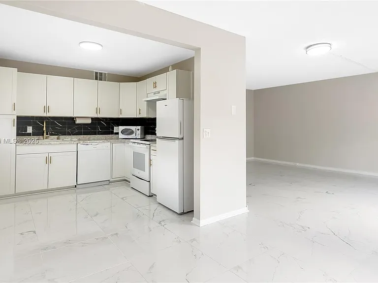 251 SW 132nd Way — Photo 7