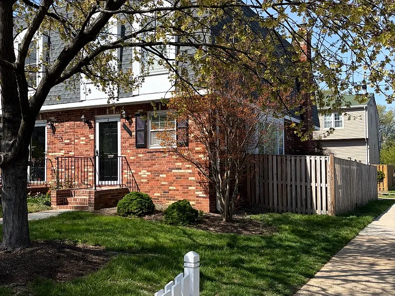 1 W Caton Ave — Photo 2
