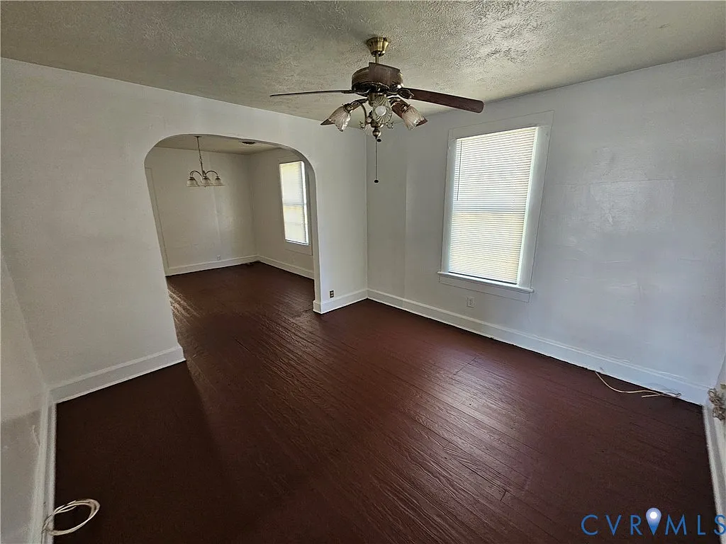 2 bed, 1.0 bath, 884 sqft, $1,300 — Photo 2