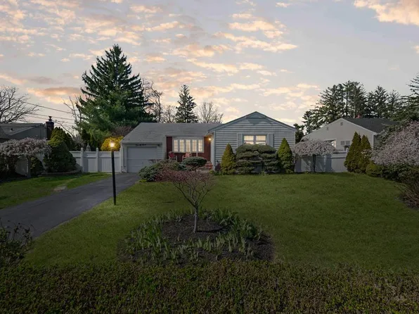 29 Main Avenue, Wheatley Heights, NY 11798