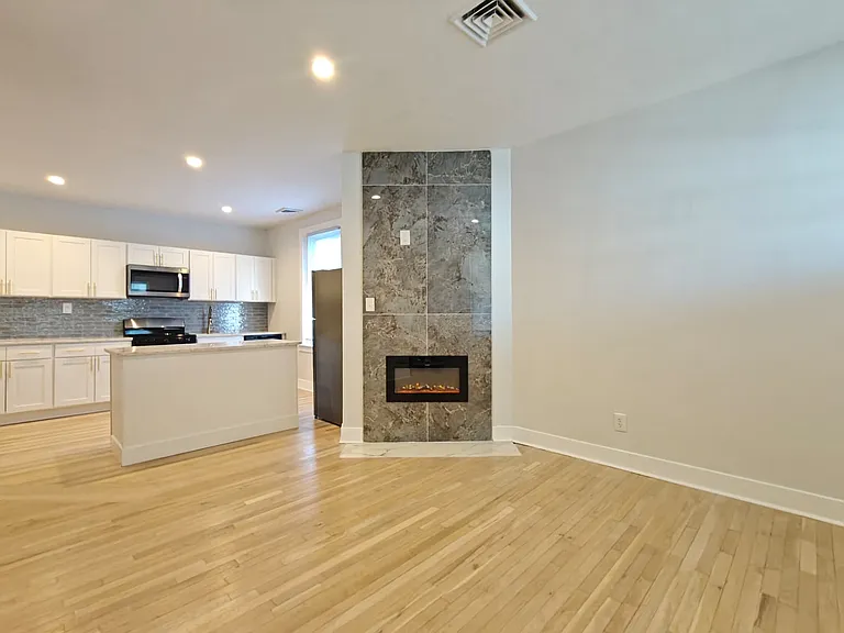 6142 Locust St #B — Photo 2
