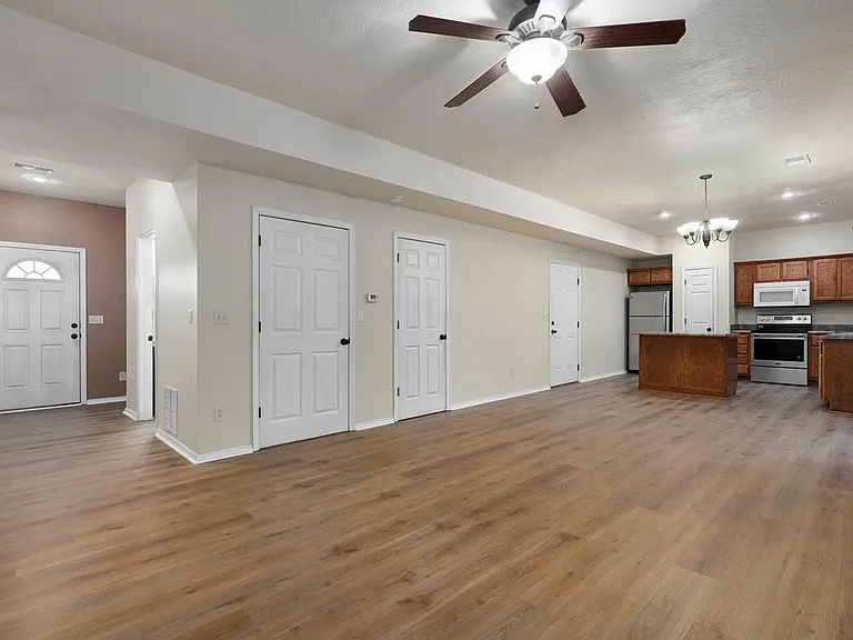 813 E Daniels St — Photo 2