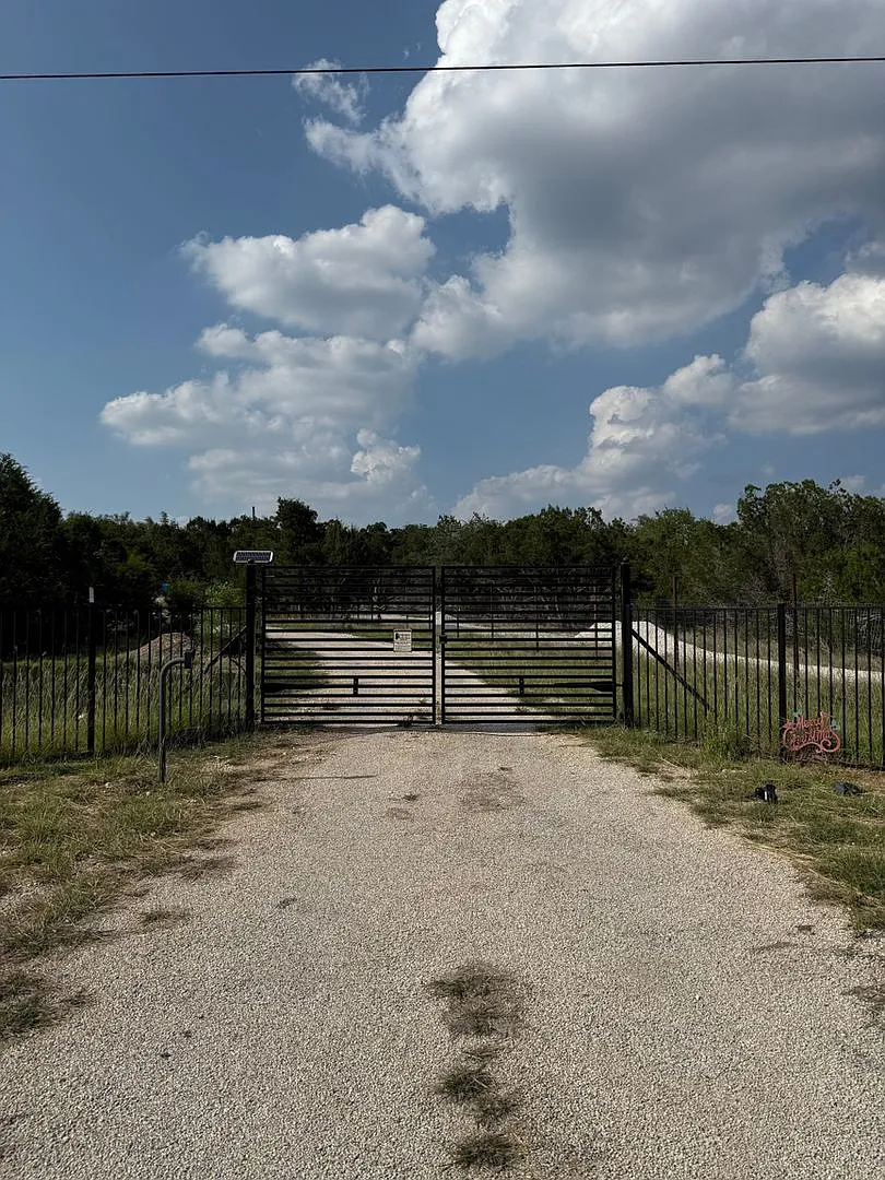 Hill Country Living - Gated & Fenced 3 Bedroom House on 1 Acre in Fischer — Photo 2