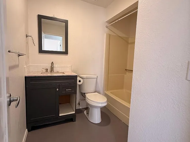 1535 Fischer Ave — Photo 10