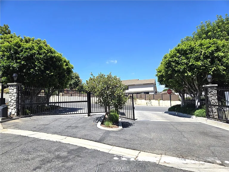 1319 S Country Way — Photo 1