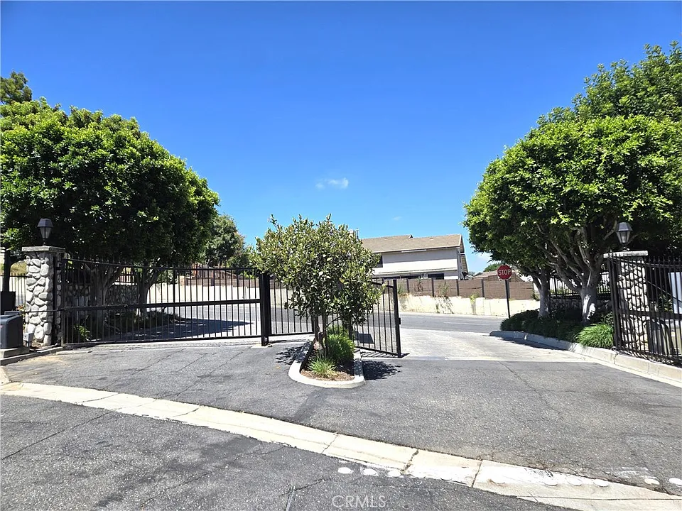 1319 S Country Way