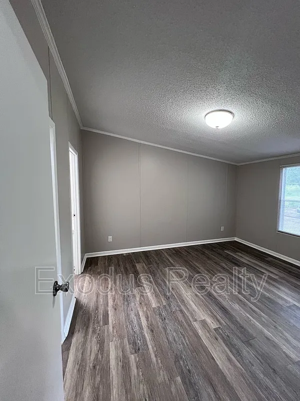 3 bed, 2.0 bath, 1296 sqft, $1,399 — Photo 3