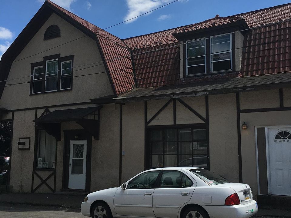 2nd image of 404 W Hemlock St