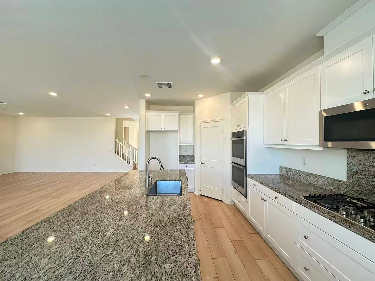 5 Bedroom home for lease in Ontario — Photo 4