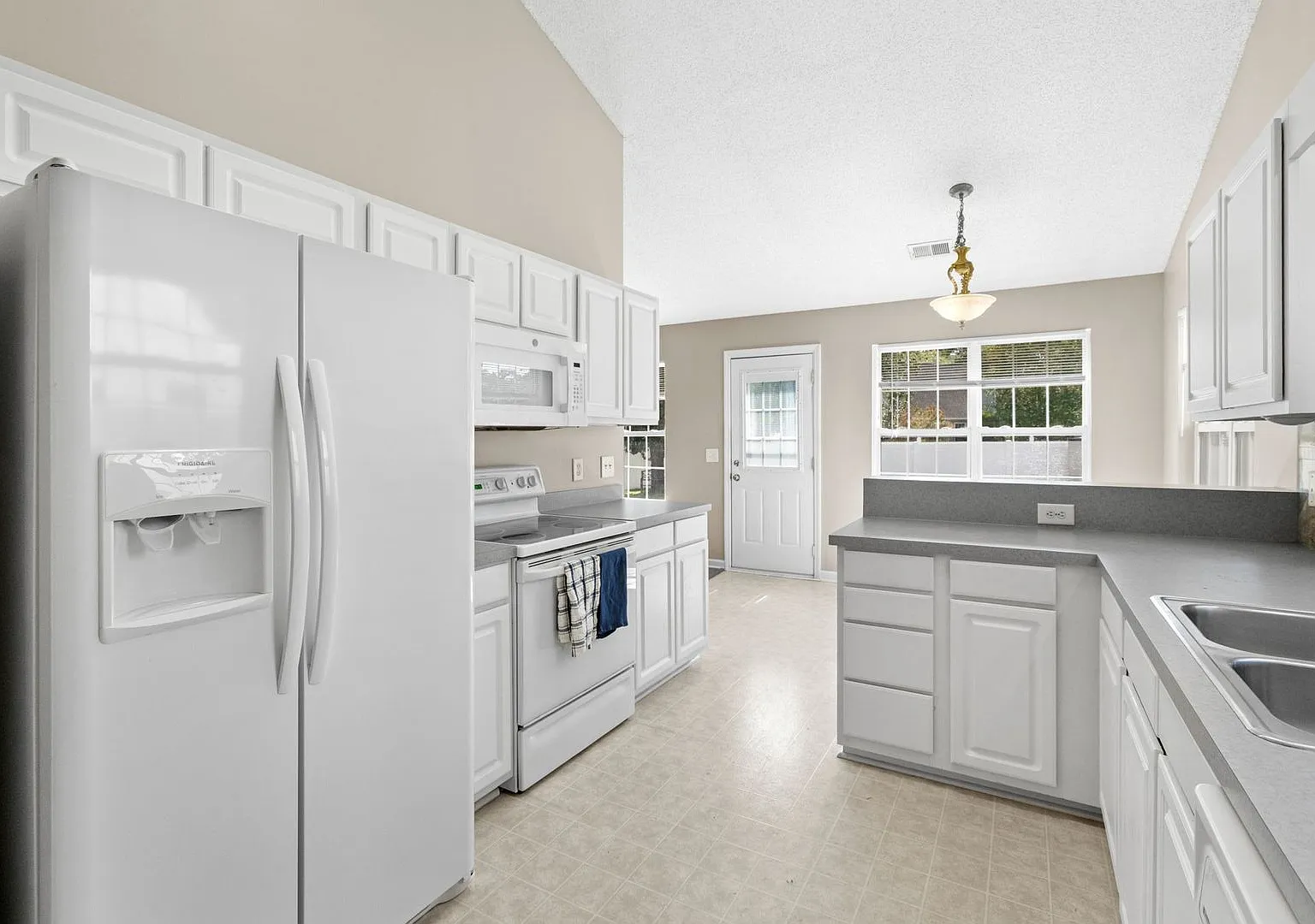 AvaIlable soon! Pet Friendly, Three-Bedroom Home In Southgate! Community Pool! — Photo 2