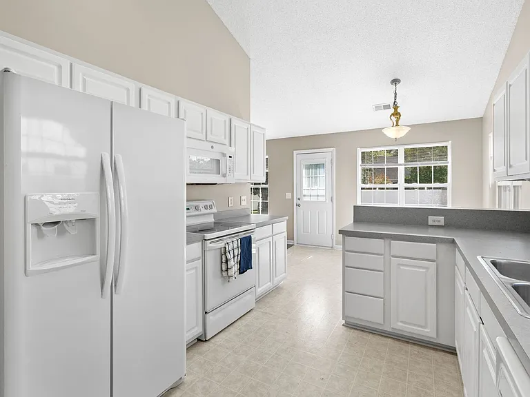 4681 Southgate Pkwy — Photo 2