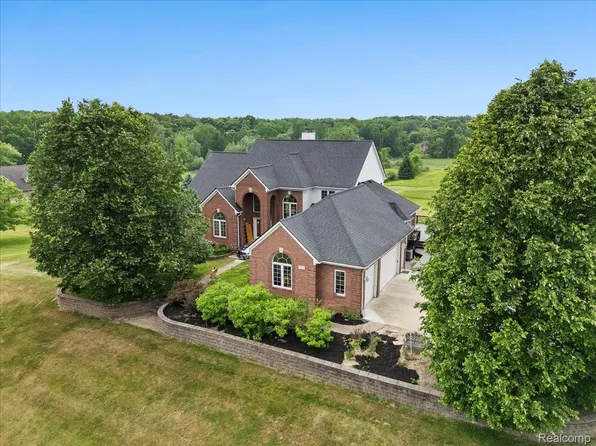 2160 W Buell Rd, Oakland, MI 48363