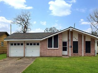 333 N Shanks St, Clute, TX 77531