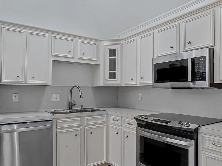 1435 Williamsburg Dr — Photo 8