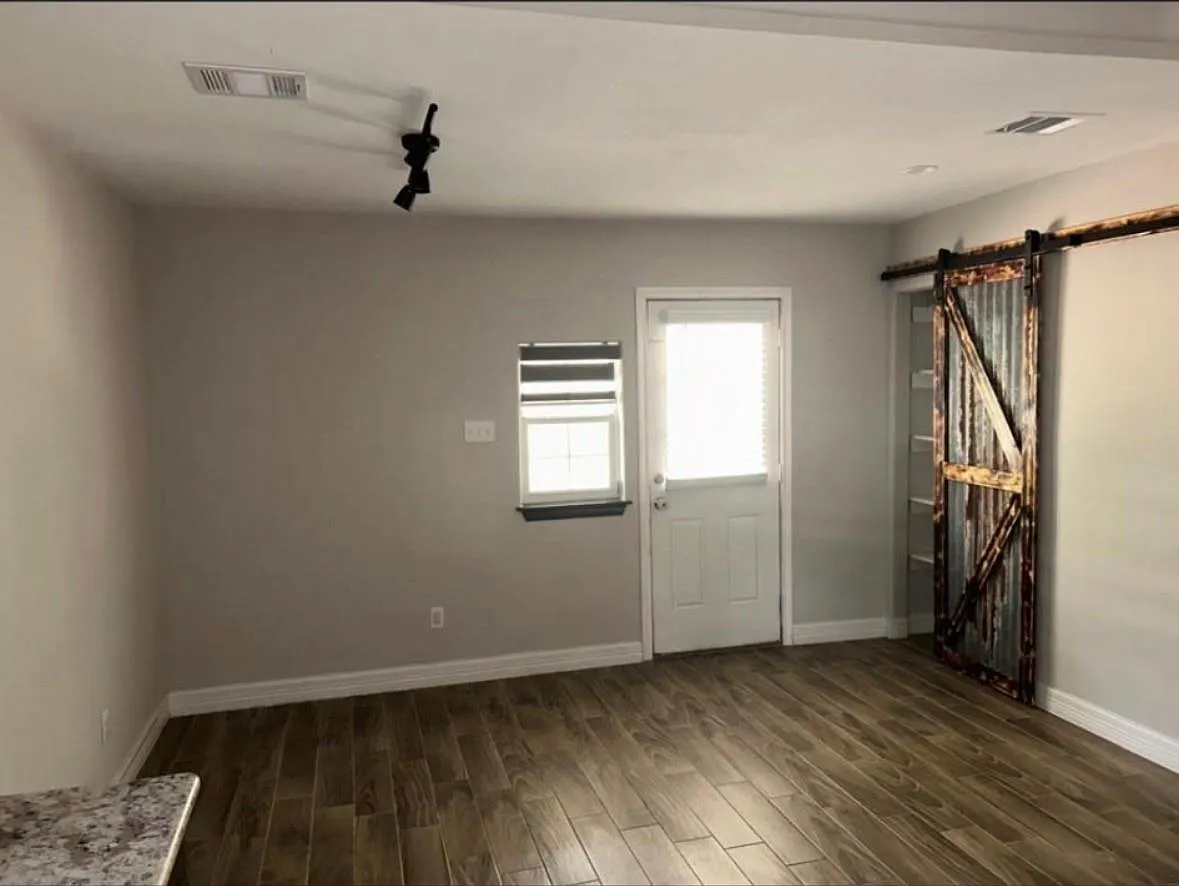 2 bed, 1.0 bath, 882 sqft, $1,350 — Photo 2